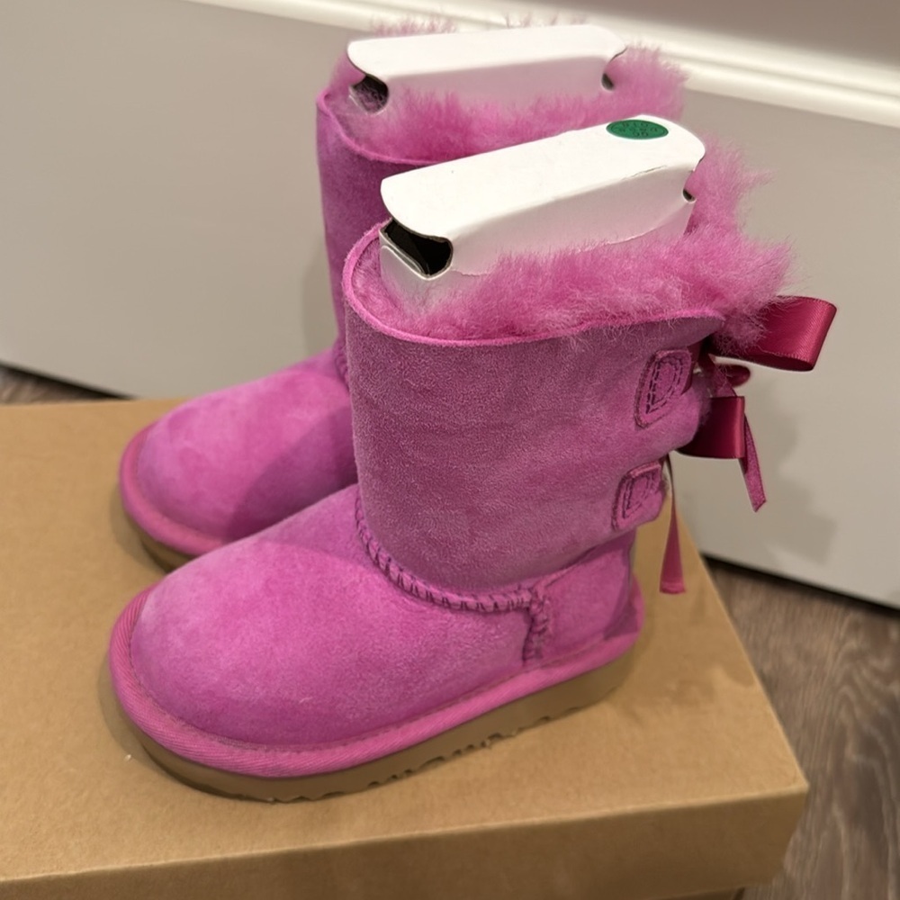 UGG Bailey Bow II Water Resistant Genuine Shearling Boot Kids Walker Size 6 M - Picture 4 of 7